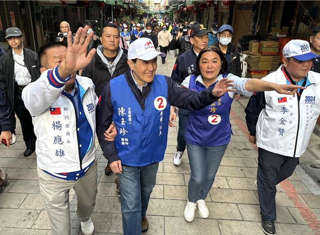 前总统马英九(左二)今日飞抵金门合体国民党籍立委陈玉珍(右二)，接连跑遍金沙、烈屿传统市场及金城市区扫街拜票，拉抬蓝营气势。(于家麒摄)