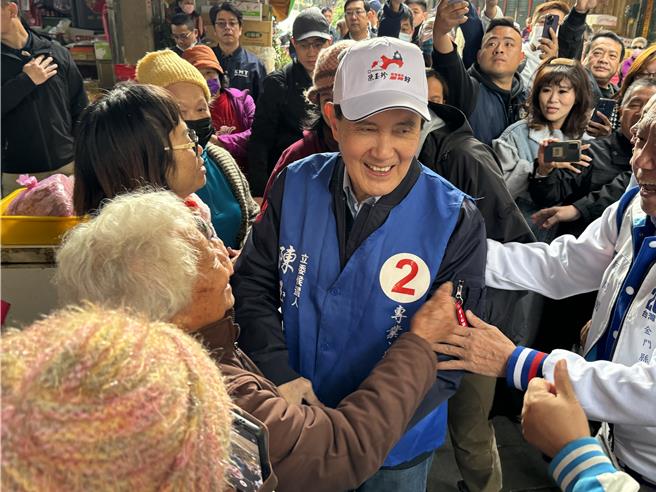 前总统马英九(中)今早飞抵金门拉抬蓝营气势，所经沿途「马迷」夹道欢迎，魅力不减当年。(于家麒摄)