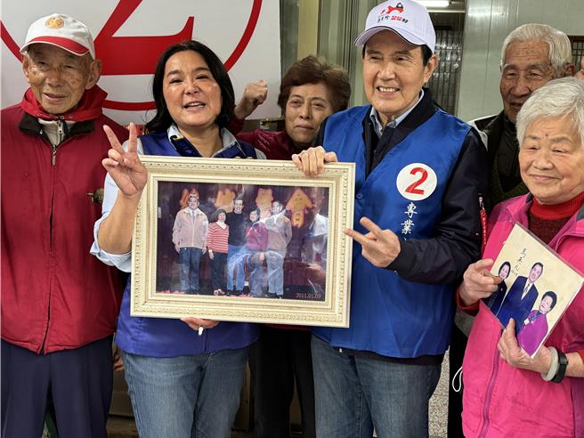 很多民眾拿出10多年前与「马总统」的合照请他签名并再次合照，马英九也相当开心讚嘆「金门最有人情味」。(于家麒摄)