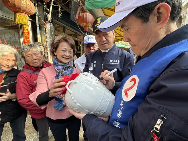 不少金门乡亲争睹心中永远的「小马哥」，也都拿出珍藏多年的高粱酒请他签名留念。(于家麒摄)