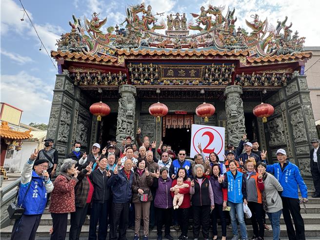 前总统马英九(二排右六)前往烈屿东林扫街拜票，与乡亲于灵忠庙前合影留念。(于家麒摄)