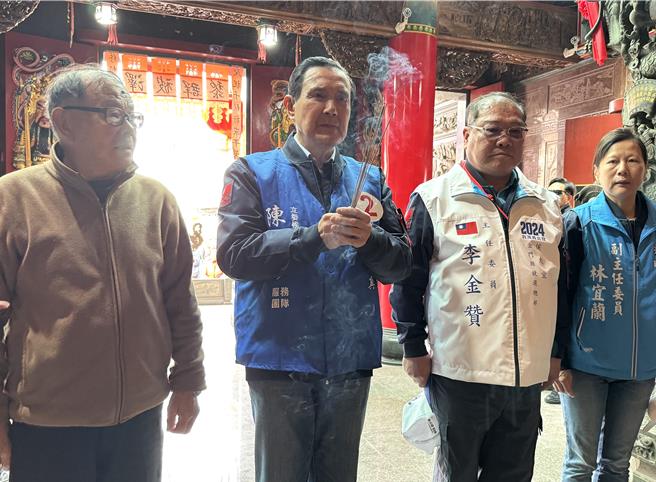 前总统马英九(左二)也至灵忠庙内上香祈福，祈求风调雨顺、国泰民安。(于家麒摄)