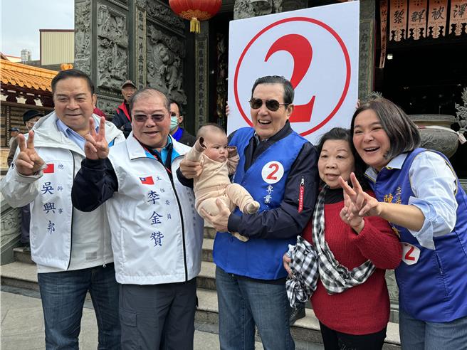 多位烈屿地区阿嬷带着孙子让前总统马英九(中)抱着合影，永远的「小马哥」果然老少通吃、魅力不减。(于家麒摄)