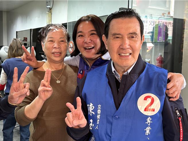 还有在美髮院「设度」的阿姨不顾洗到一半的头髮也要衝出门口与永远的「小马哥」合框拍照，魅力不减当年。(于家麒摄)