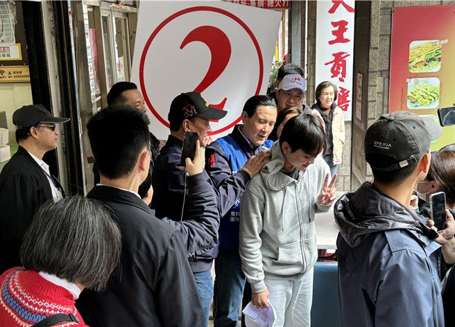 前总统马英九今早飞抵金门拉抬蓝营气势，所经沿途「马迷」夹道欢迎索要签名合影，魅力不减当年。(于家麒摄)