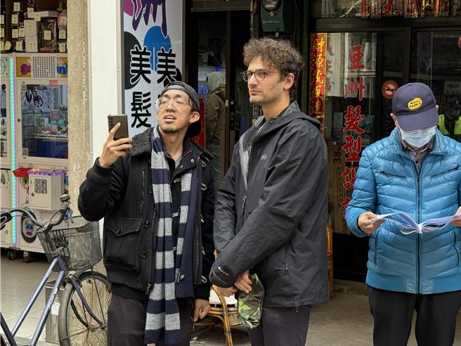 前总统马英九今早飞抵金门拉抬蓝营气势，个人魅力连外国友人都驻足围观。(于家麒摄)