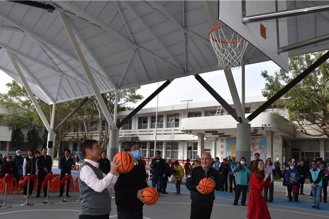 苗栗县造桥乡丰湖多功能禾埕9日启用，由苗栗县长锺东锦、客委会主委杨长镇及造桥乡长徐连斌主持开球。（谢明俊摄）