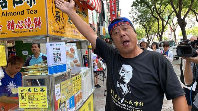 挺韩直播主杏仁哥（吴育全）指出，经过3年多沉淀，韩粉已更加成熟，面对今年总统大选，几位挺韩直播主归队，近来喊出「票投柯文哲，保送赖清德」，获得大多韩粉认同，韩粉们已开始在全国拚命帮侯友宜拉票，誓言完成政党轮替。（本报资料照片／柯宗纬摄）