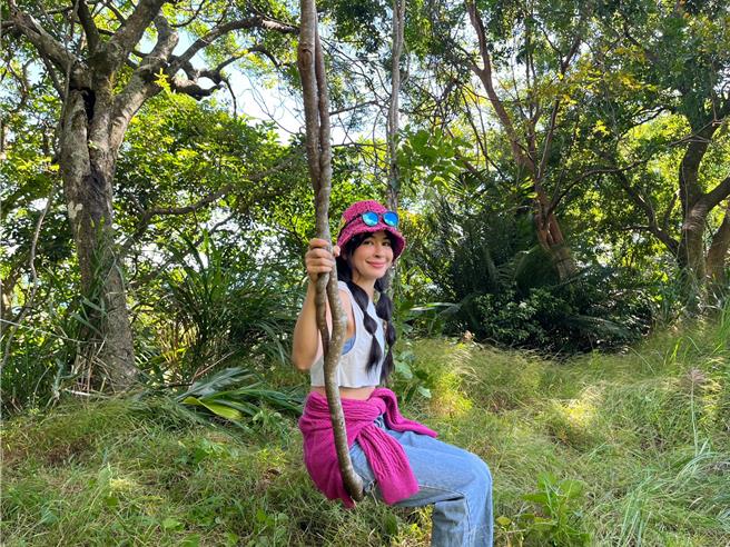 艾美被原住民料理「血肉模糊湯」嚇到花容失色。（三立提供）