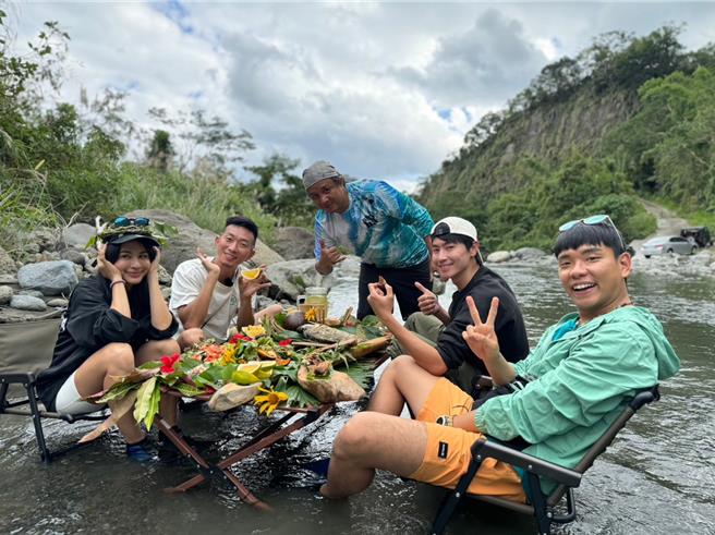 艾美（左起）、阿傑、八弟（右起）、MAX在當地人（中）帶領下前往秘境。（三立提供）