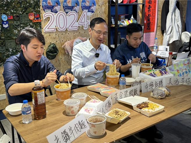 国民党党主席朱立伦（中）9日中午与台中六、七选区立委候选人罗廷玮（左）与林家兴（右）合体吃播。针对民眾党立委候选人蔡壁如8日出席侯康造势对弃保有无帮助？以及过去郭台铭后援会「老虎军团」表态挺柯，朱表示，大家放下小我，以大局为重，才能达到政党轮替。（潘虹恩摄）