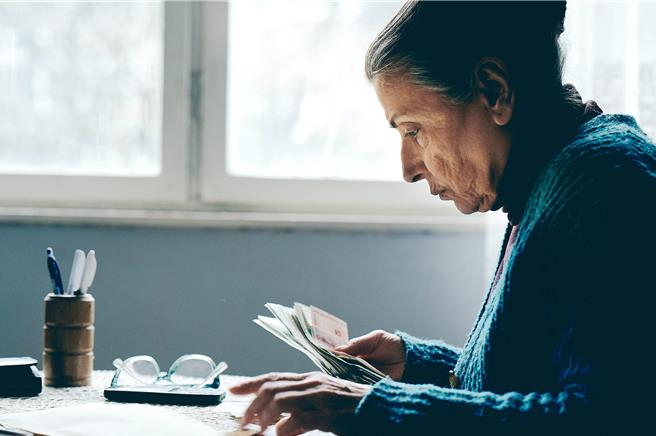 电影找来影后艾莉史科切娃饰演被诈骗的退休女教师。（海鹏提供）