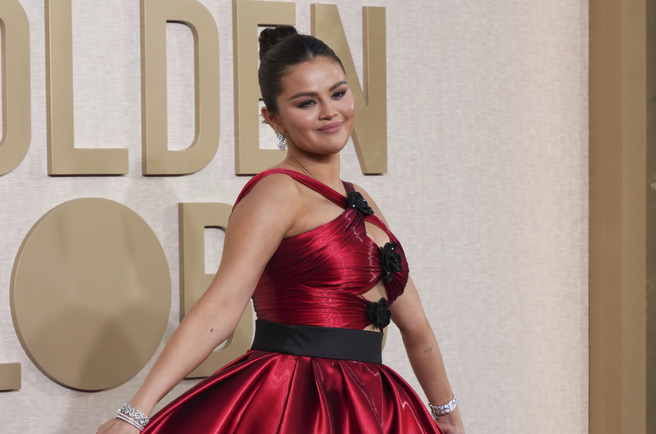 席琳娜在金球獎典禮上與泰勒絲講悄悄話引發外界好其。（圖/美聯社）