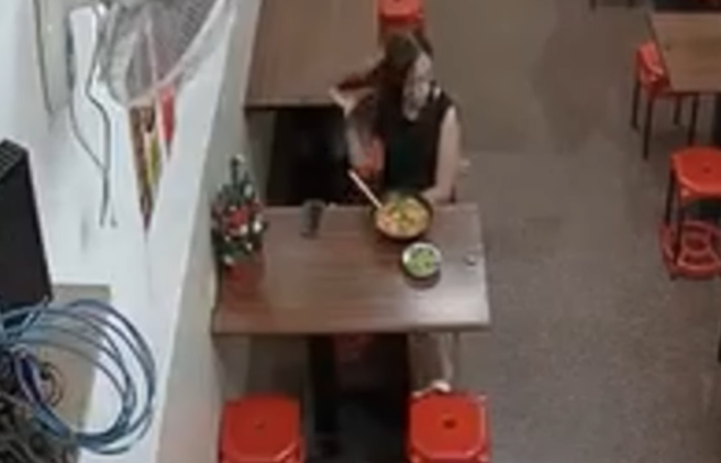 高雄女在现场自拔「头髮」。(翻摄自记者爆料网)