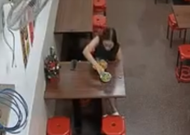 高雄女在现场自拔「头髮」后加入烫青菜中。(翻摄自记者爆料网)