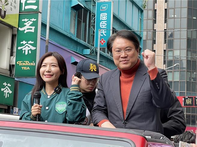 民进党台北市中正、万华立委候选人吴沛忆与内政部长林右昌，今到臺湾省城隍庙参拜，再启动车扫。（蔡佩珈摄）