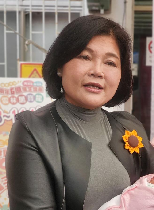 云林县长张丽善日9表示，农民职灾保险是她在2017年当立委时最早提出、农民丧葬补助也是她2022年8月召集云林县农会总干事在云林发声，并央托国民党立委曾铭宗提案得以成案，全部都有文件证明。（周丽兰摄）