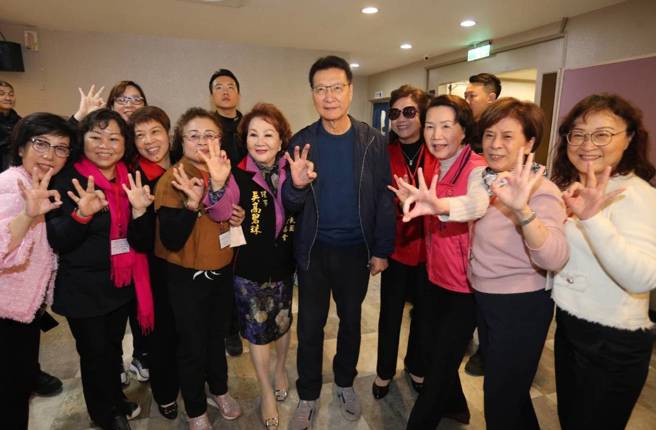 国民党副总统候选人赵少康出席中华民国妇女会总会第八届第一次会员代表大会，与支持民眾比3合影。（陈君玮摄）