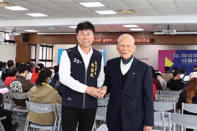 台东市长陈铭风（左）非常敬佩李壬癸（右）无私的爱心及善行。（台东市公所提供／蔡旻妤台东传真）