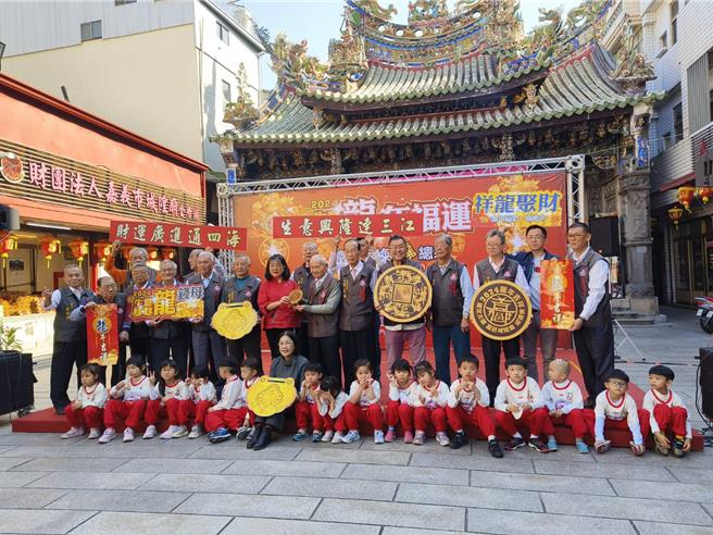 國定古蹟嘉義城隍廟今天推出龍年開運吉祥「祥龍獻瑞」招財錢母吊飾。（廖素慧攝）