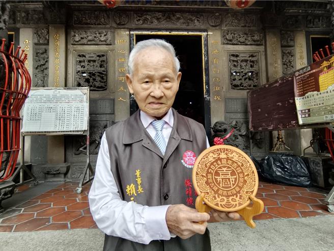 嘉義城隍廟董事長賴永川展示「祥龍獻瑞」招財錢母放大版可放書桌。（廖素慧攝）