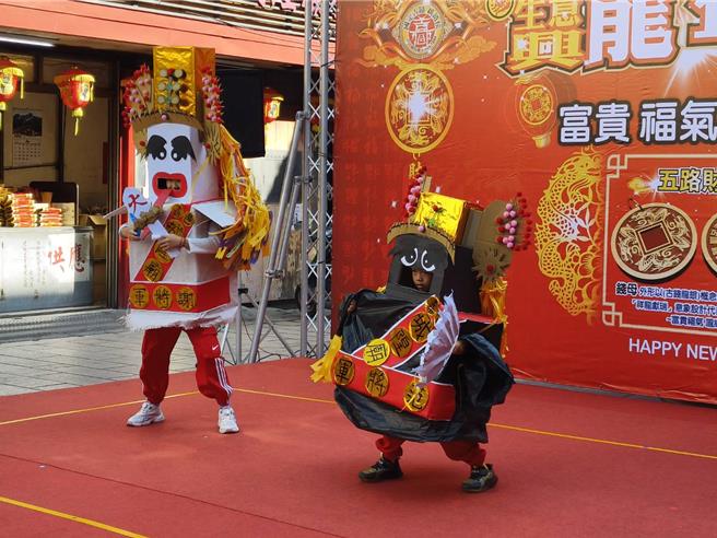 嘉義市民族國小小朋友表演七爺八爺，活潑逗趣。（廖素慧攝）