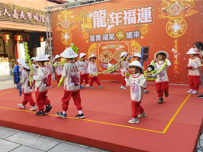 嘉義市民族國小小朋友表演「城隍之歌」迎神賽會節目。（廖素慧攝）
