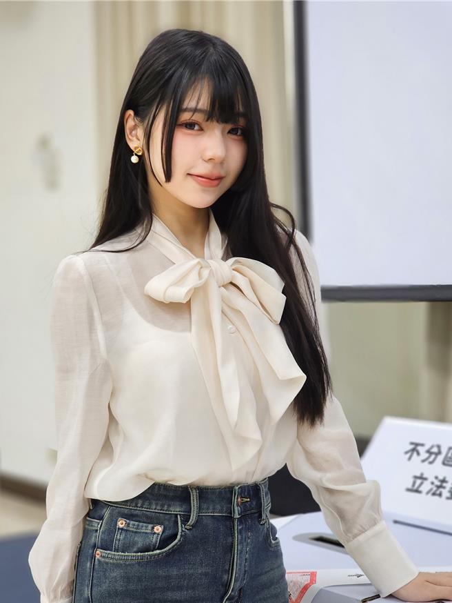 基隆网红许悦自己是首投族，她说她很期待有生以来第一次走进投开票所，行使公民权利。（张志康摄）