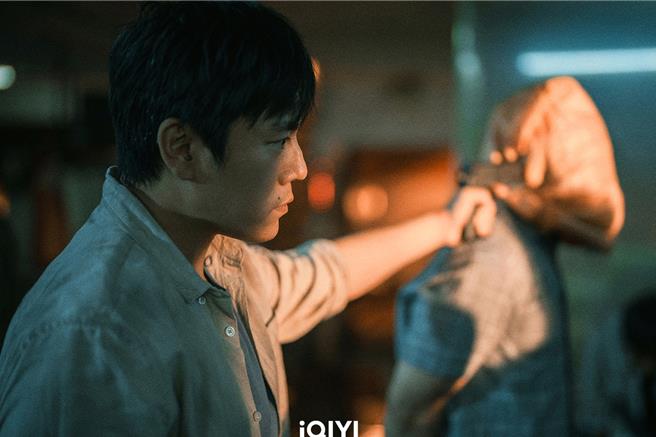 秦昊飾演刑警隊長「程兵」。（愛奇藝國際站提供）