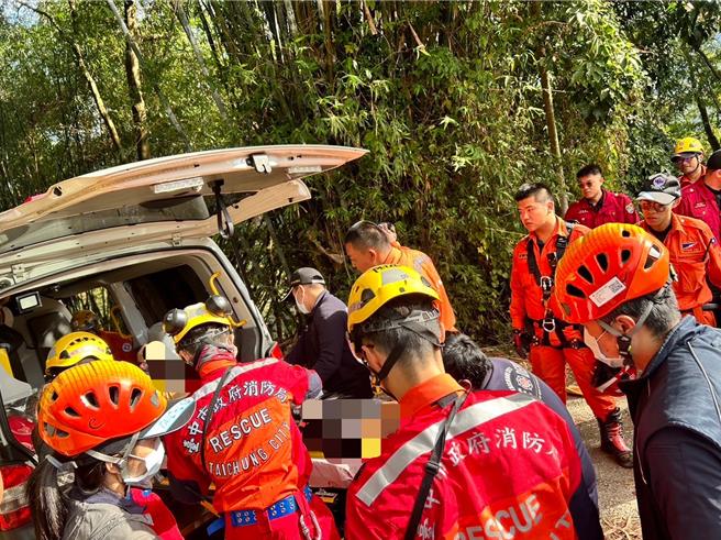 吴姓男子骑机车到东势巡田时，不慎连人带车跌落山谷，经送医后仍不治。（台中市消防局提供）
