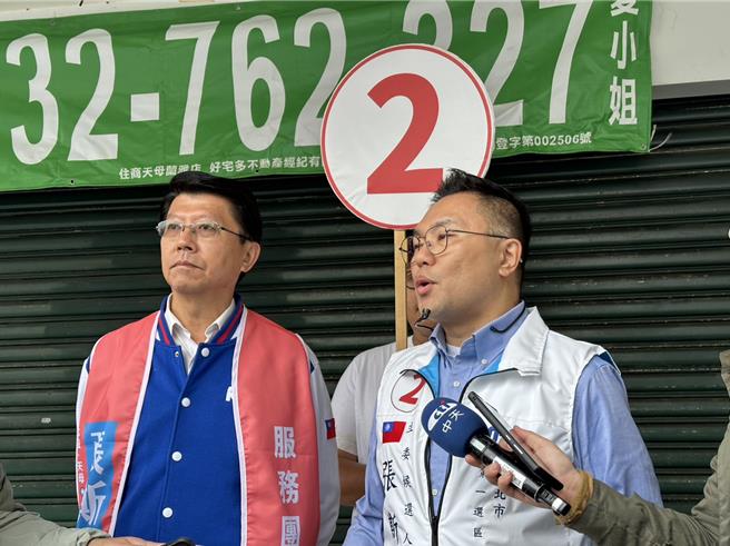 国民党立委候选人张斯纲今天找国民党不分区立委提名人谢龙介站台。(黄敬文摄)