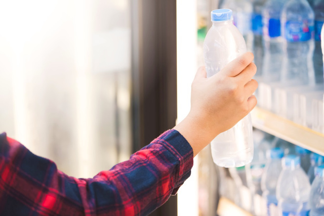 美国哥伦比亚大学团队在三大知名瓶装水品牌中验出数十万个塑胶微粒。（示意图／shutterstock）