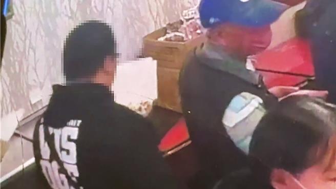 台东男子买自助餐排队结帐时，疑似久等肚子饿，索性低头开动吃便当。（读者提供／萧嘉蕙台东传真）