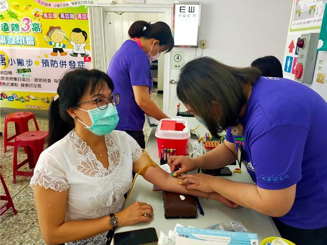 今年卫生局再争取1100名筛检名额，鼓励新住民主动筛检，到卫生所抽血就送300元超商礼券。（嘉义县政府提供∕吕妍庭嘉义传真）