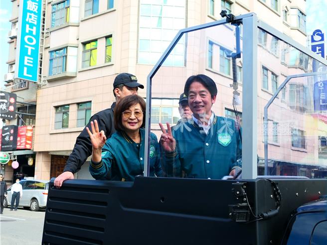 民进党总统候选人赖清德（右）9日到云林县虎尾镇车队扫街，对于谢龙介影射他有私生子，强调他随时可以作DNA验证，真的有这件事还可以提供百万奖金。（张朝欣摄）