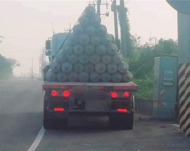 拖板车载运光电基桩疑超载停在台南北门南2线上，让路过乡亲「心惊惊」。（蔡姓民眾提供／张毓翎台南传真）