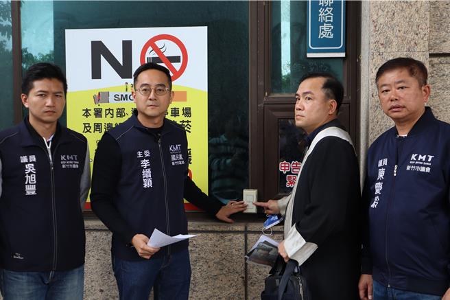 郑正钤团队认为林志洁对他的质疑不实，9日下午由国民党新竹市党部主委李缙颖（左二）、党籍议员与委任律师等人代表前往新竹地检署递状申告。（邱立雅摄）