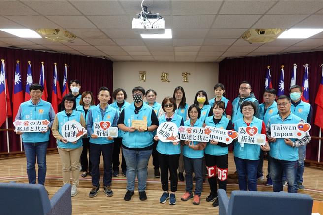 日本石川县元旦强震，市长魏嘉彦（前排左四）发起募款送暖，公所同仁纷纷响应。（花莲市公所提供／王志伟花莲传真）