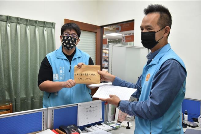 市长魏嘉彦（左）感谢同仁响应日本地震捐款，右为建设课长徐国城。（花莲市公所提供／王志伟花莲传真）