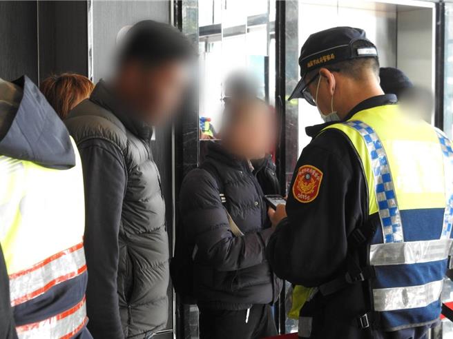 八德警分局8日动员数十名警力盘查约600名参与者。（八德警分局提供／陈梦茹桃园传真）