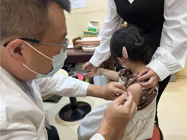 近日类流感严重，医师呼吁出入公共场合戴口罩、勤洗手，疫苗打好打。（施胜桓提供／冯惠宜台中传真）