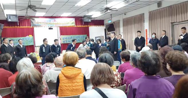 当时人在高雄助选的蔡英文总统谈话被打断，她面带微笑安抚现场民眾「总统在，不用怕」、「那个是卫星，不是飞弹，免烦恼」。（任义宇摄）