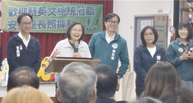 当时人在高雄助选的蔡英文总统谈话被打断，她面带微笑安抚现场民眾「总统在，不用怕」、「那个是卫星，不是飞弹，免烦恼」。（任义宇摄）