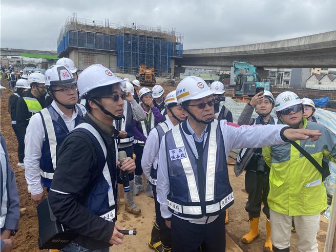 桃园市长张善政9日前往大园北机厂工地视察。（蔡明亘摄）
