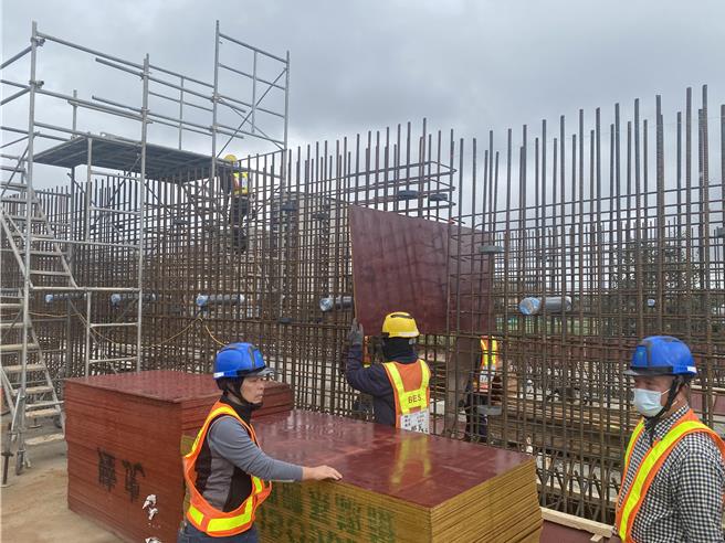 桃园捷运绿线北机厂已完成困难的整地工程，现全面展开厂区建物工程。（蔡明亘摄）