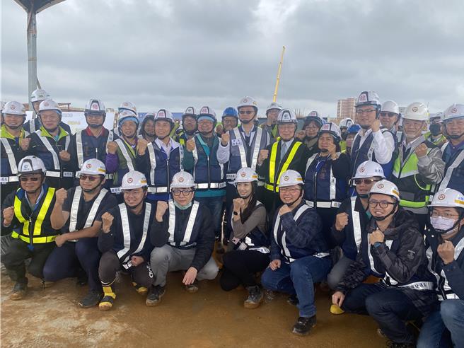 桃园市长张善政9日前往大园北机厂工地视察。（蔡明亘摄）