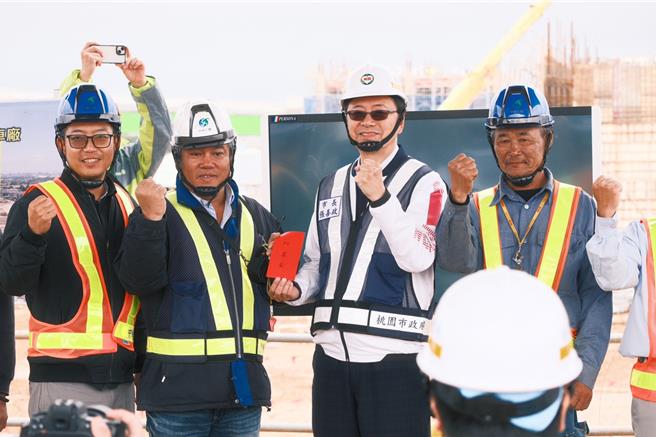 桃园市长张善政9日前往大园北机厂工地视察。（蔡明亘摄）
