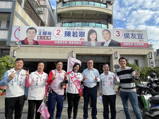 李四川陪同陈若翠车扫。（洪靖宜摄）