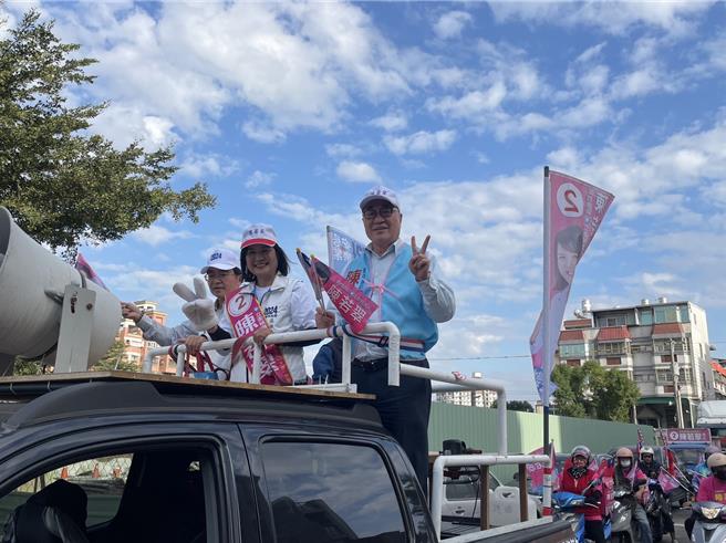 李四川陪同陈若翠车扫。（洪靖宜摄）