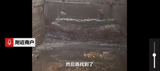 打撈人員找回翡翠。（圖取自微博）